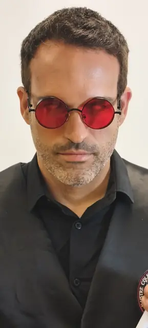 Justicia Ciega con gafas rojas