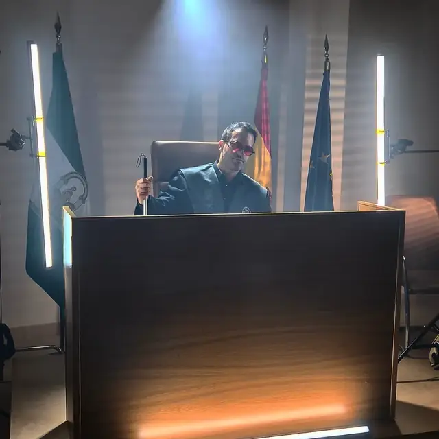 El set del juicio: estrado, banderas y luces