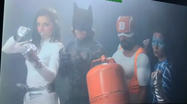 Los Centuriones de la Verdad, entre el humo, con la bombona de Butan-Hero
