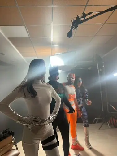 Los héroes posando en el plató