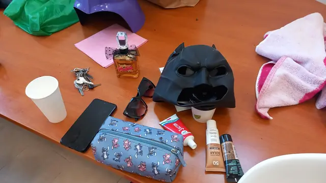 Mesa con atrezo, maquillaje y la máscara del Lince