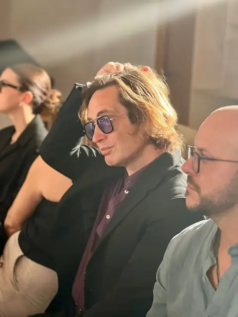 Miembros del equipo mirando un monitor