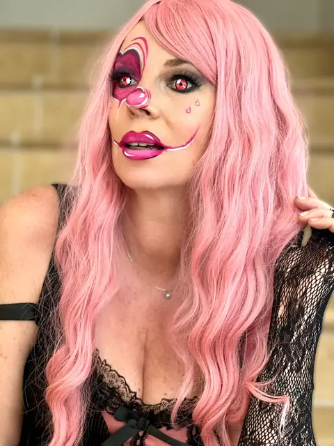 Marge The ThunderClown, con peluca rosa y maquillaje