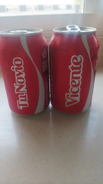 Dos latas de refresco personalizadas, «Tu Novio» y «Vicente»