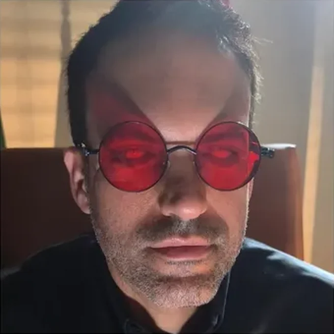 Justicia Ciega, con gafas rojas