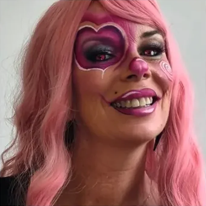 Marge The ThunderClown, con peluca rosa y maquillaje de payaso