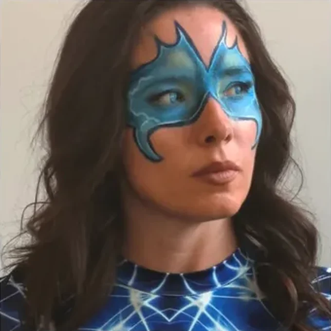 Repálago, con máscara azul y traje con motivos eléctricos